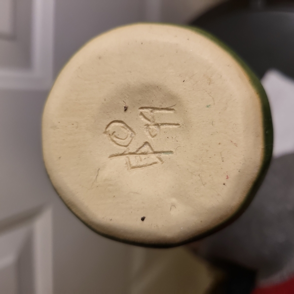 Matte Green Zucchini Ceramic Vase Signed Patricia Garrett 9.3" - Picture 9 of 10